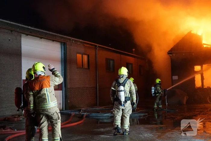 Uitslaande brand verwoest woning