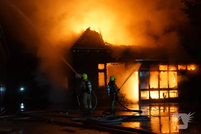 Uitslaande brand verwoest woning