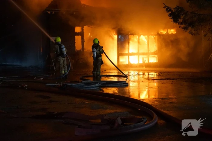 Uitslaande brand verwoest woning