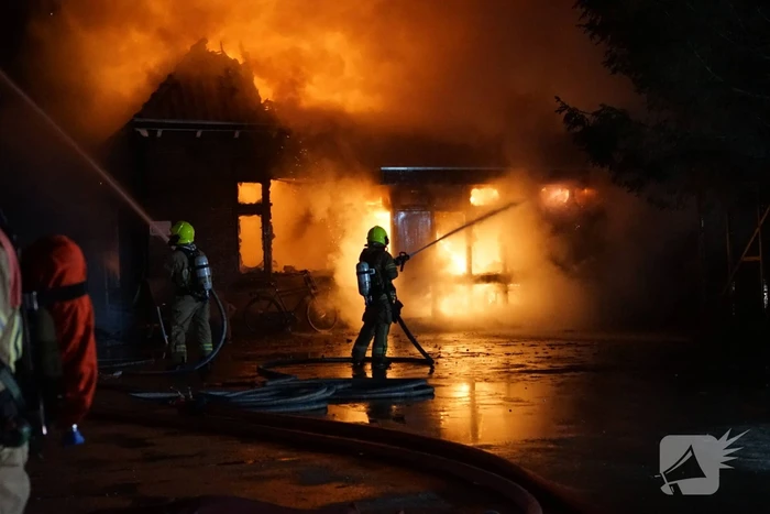 Uitslaande brand verwoest woning