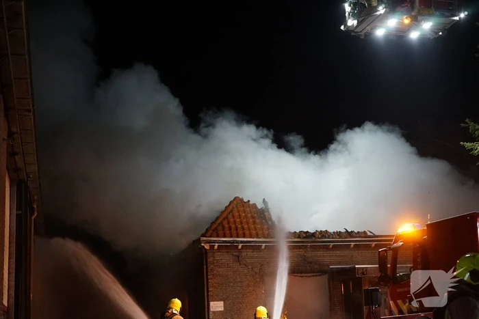 Uitslaande brand verwoest woning