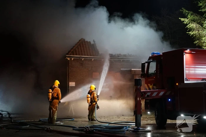 Uitslaande brand verwoest woning