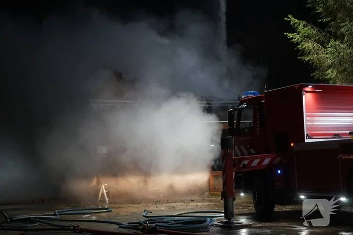 Uitslaande brand verwoest woning