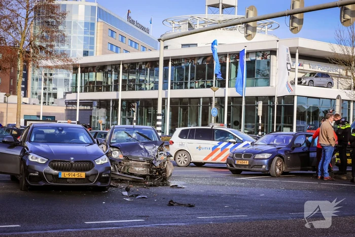Flinke schade na botsing op kruispunt