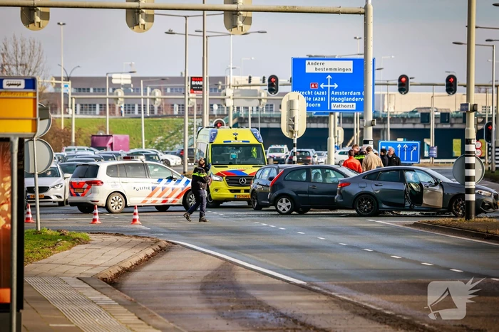 Flinke schade na botsing op kruispunt