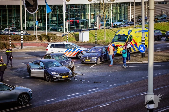 Flinke schade na botsing op kruispunt