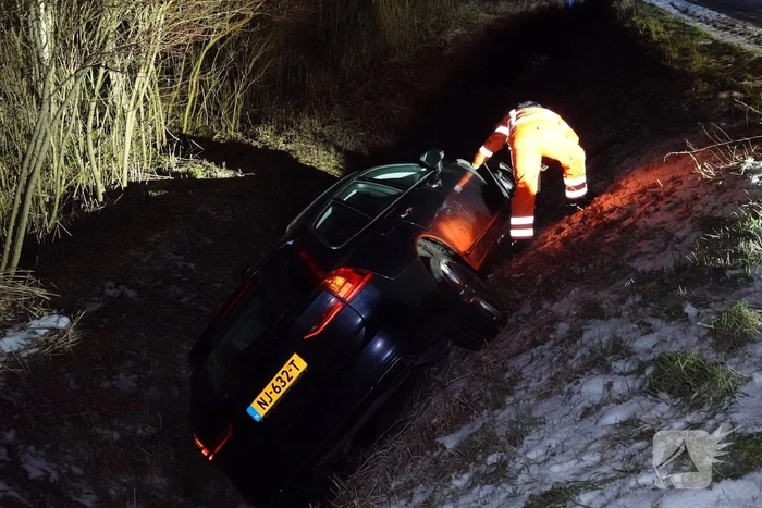 Auto belandt in sloot door gladheid
