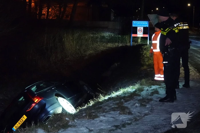 Auto belandt in sloot door gladheid