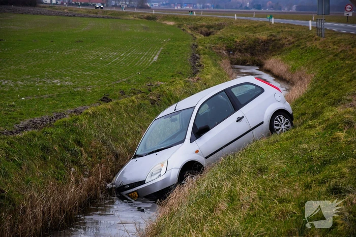 Automobilist belandt in sloot