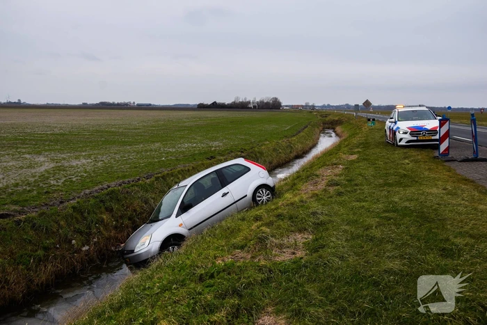 Automobilist belandt in sloot