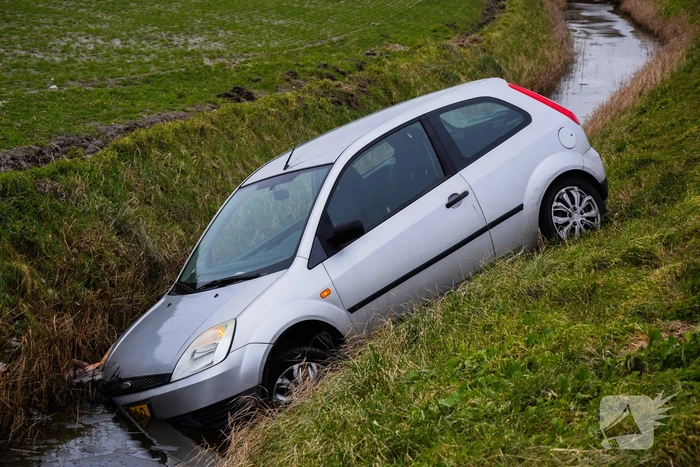 Automobilist belandt in sloot