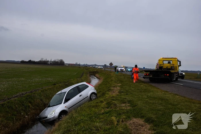 Automobilist belandt in sloot