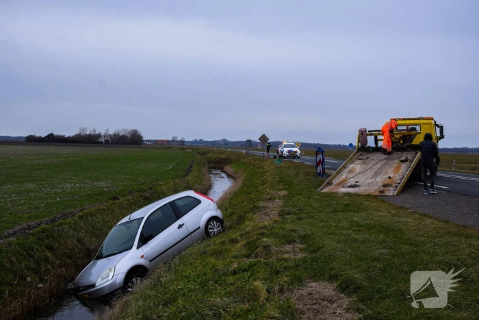 Automobilist belandt in sloot