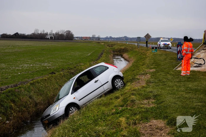 Automobilist belandt in sloot