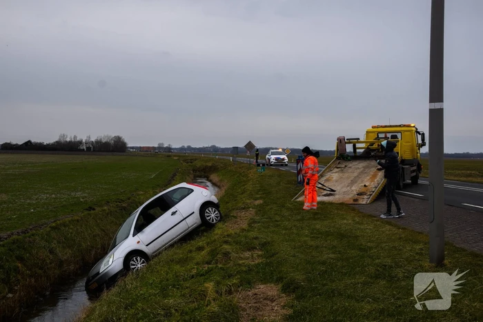 Automobilist belandt in sloot
