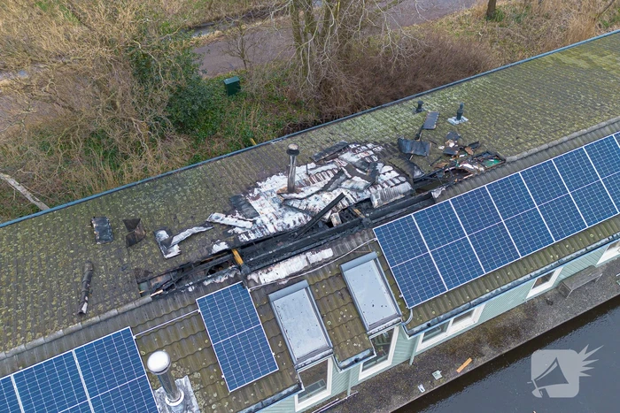 Flinke schade aan woonboot door brand