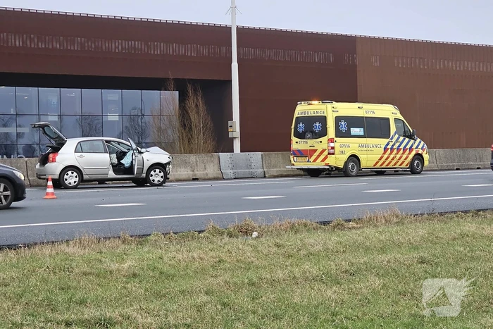 Automobilist botst op middengeleider van snelweg