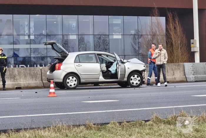 Automobilist botst op middengeleider van snelweg