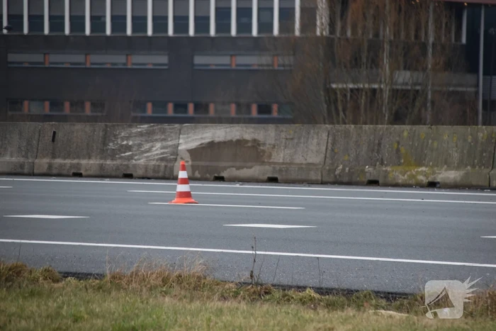 Automobilist botst op middengeleider van snelweg