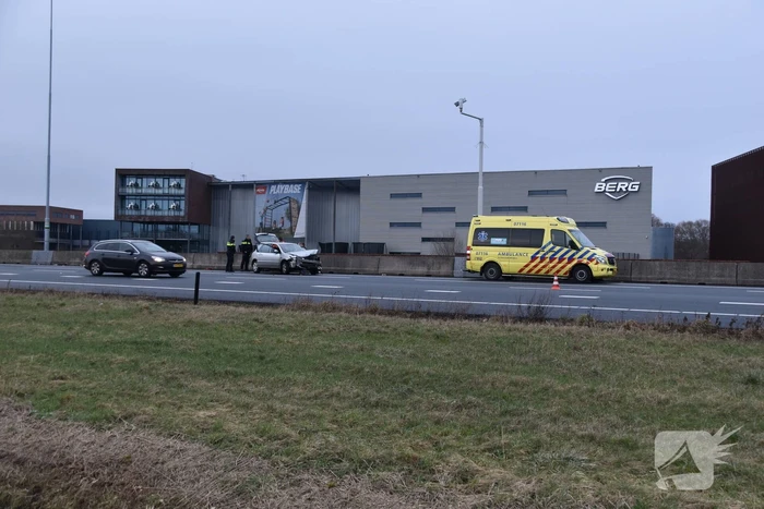 Automobilist botst op middengeleider van snelweg