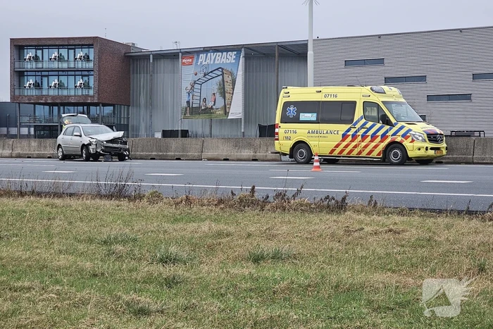 Automobilist botst op middengeleider van snelweg