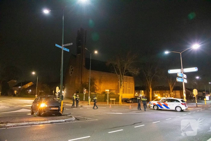 Automobilist knalt tegen lantaarnpaal