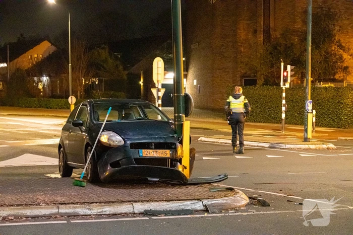 Automobilist knalt tegen lantaarnpaal