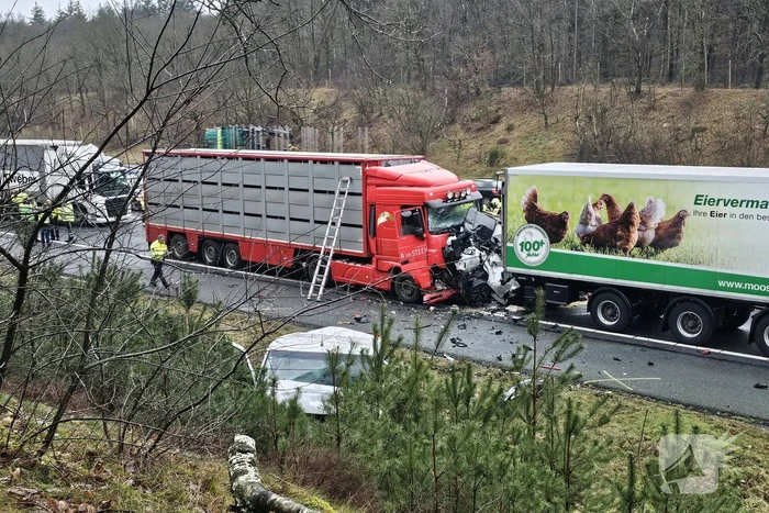 Twee vrachtwagens betrokken bij ernstig ongeval