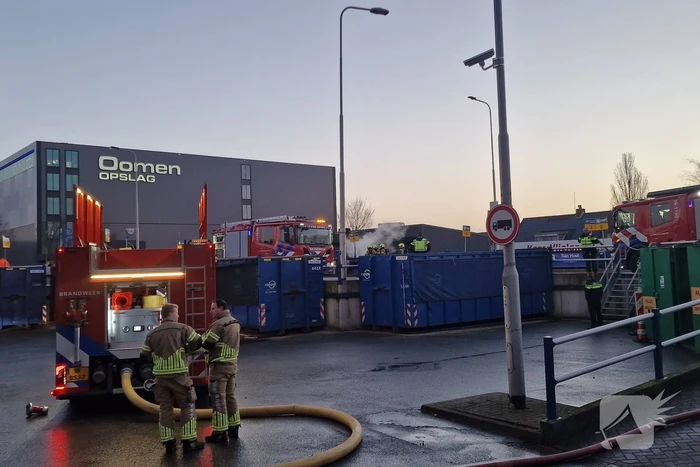 Brandweer ingezet voor brandende container in milieustraat