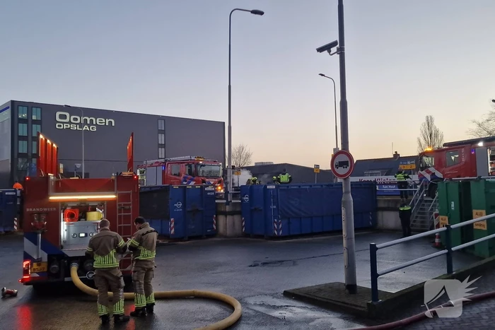 Brandweer ingezet voor brandende container in milieustraat