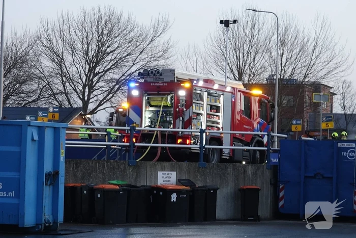 Brandweer ingezet voor brandende container in milieustraat