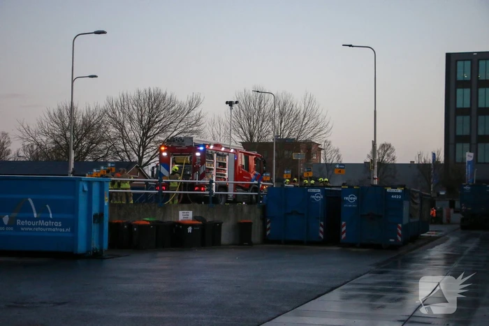 Brandweer ingezet voor brandende container in milieustraat