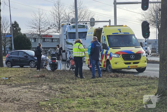 Scooterrijder in botsing met vrachtwagen