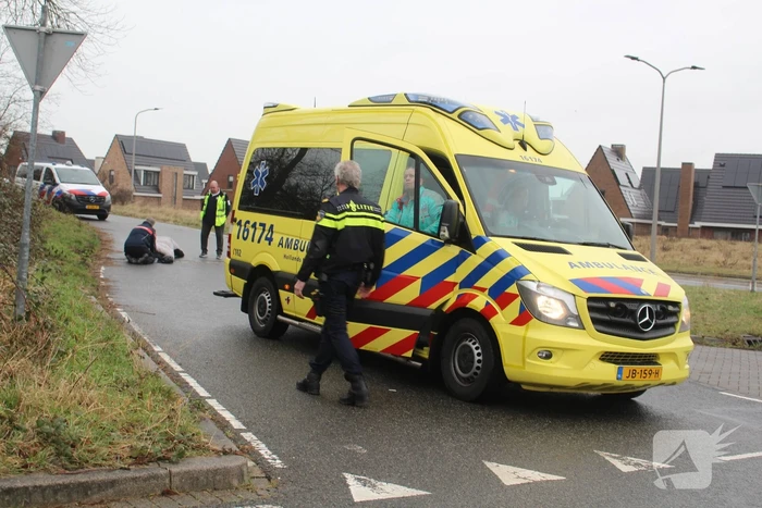 Scooterrijder schrikt van auto en gaat onderuit