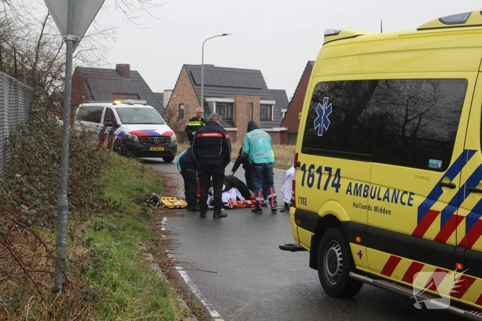 Scooterrijder schrikt van auto en gaat onderuit