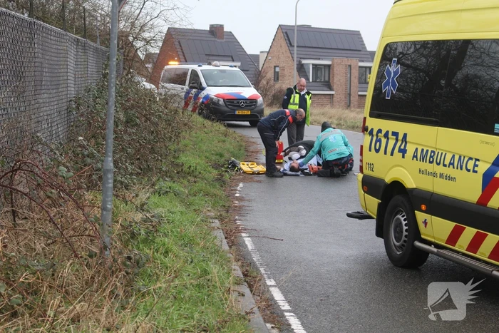 Scooterrijder schrikt van auto en gaat onderuit