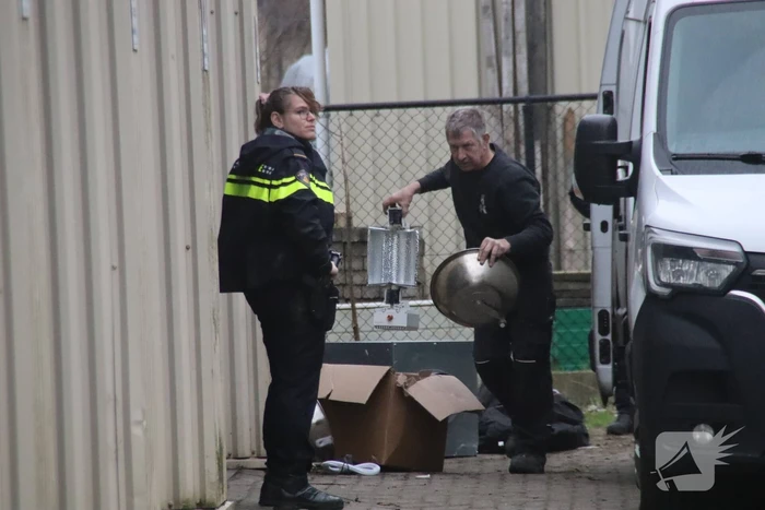 Politie neemt benodigdheden voor een wietplantage in beslag