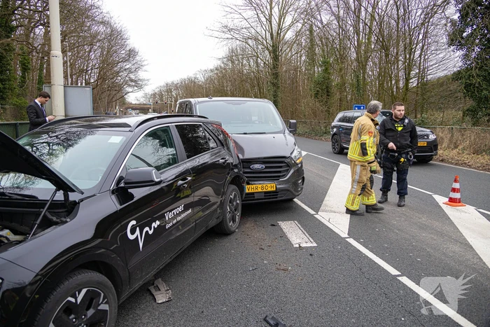 Passagier van taxi gewond bij botsing