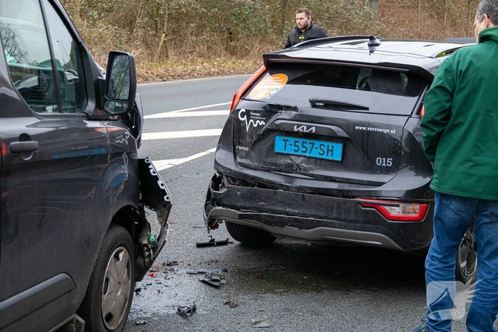 Passagier van taxi gewond bij botsing