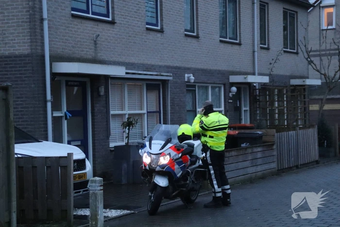 Politie doorzoekt woning persoon aangehouden