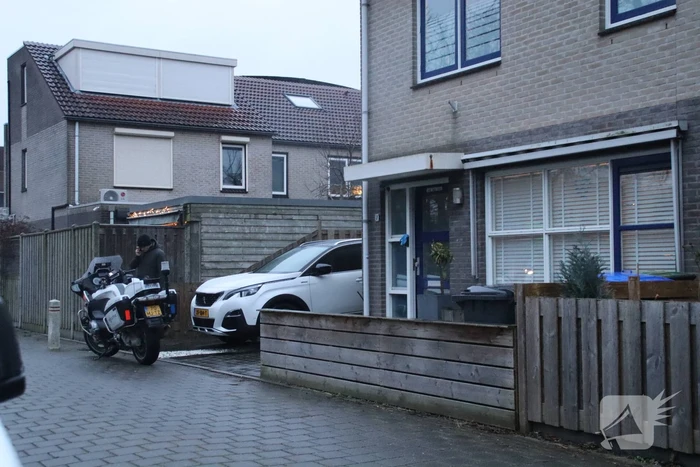 Politie doorzoekt woning persoon aangehouden
