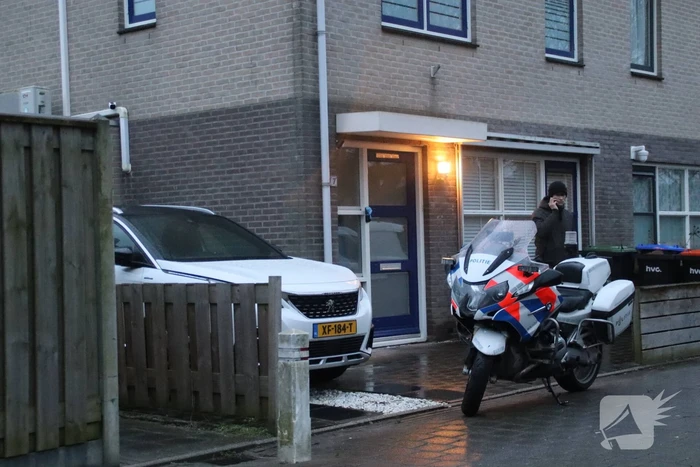 Politie doorzoekt woning persoon aangehouden