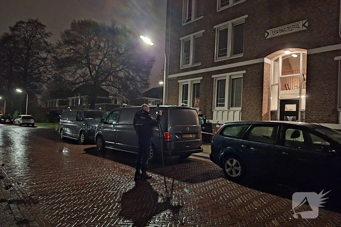 Dode en zwaargewonde aangetroffen in woning