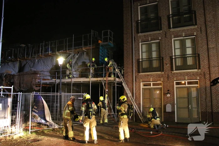 Gasheaters op bouwplaats vatten vlam door harde wind