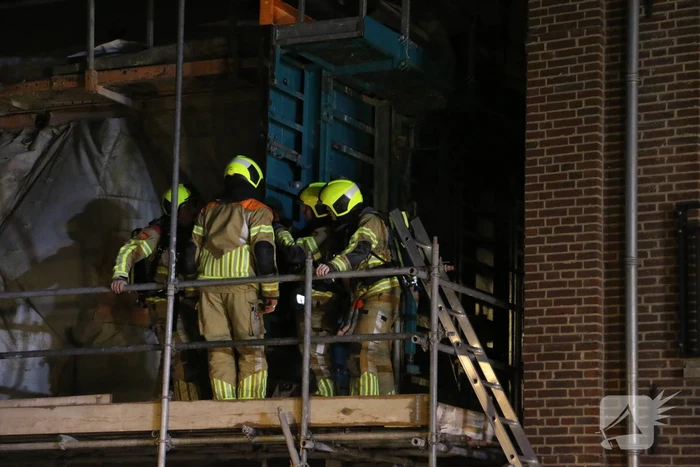 Gasheaters op bouwplaats vatten vlam door harde wind