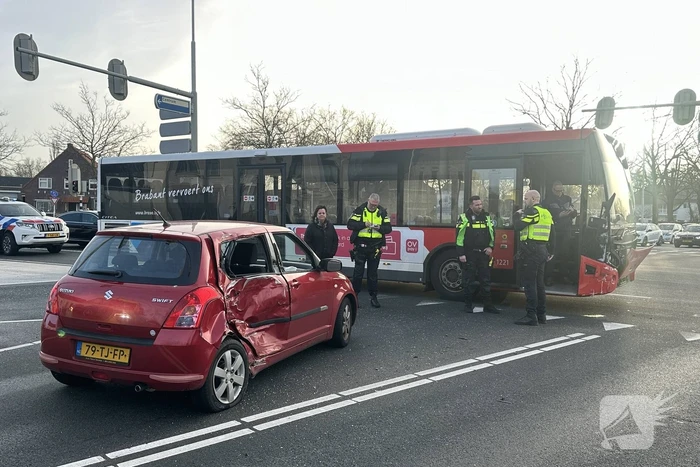 Gewonde bij ongeval tussen auto en lijnbus
