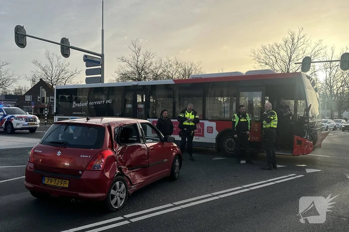 Gewonde bij ongeval tussen auto en lijnbus