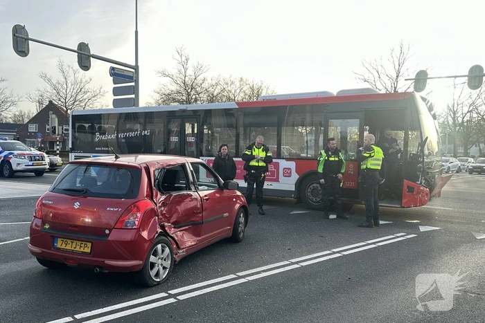 Gewonde bij ongeval tussen auto en lijnbus