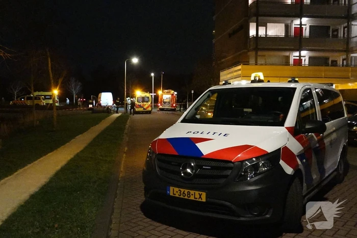 Bestelbus klapt op betonnen muur