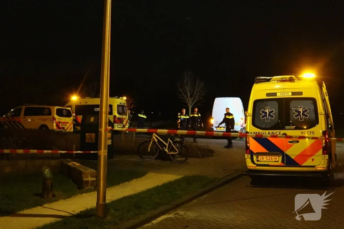 Bestelbus klapt op betonnen muur